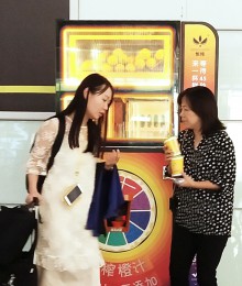 深圳机场--5个橙子自动榨汁机3...